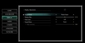 Das Bild zeigt ein Menü zur Anzeigeanpassung eines Videospiels. Auf der linken Seite sind verschiedene Kategorien wie Spiel, Controller und Audio aufgelistet. In der Mitte befindet sich der Bereich für den visuellen Modus, der aktuell auf Power Saver eingestellt ist. Weitere Optionen im Menü umfassen Bewegungsunschärfe, Filmkorn und visuelle Filter, wobei die Intensität des Filters ebenfalls angepasst werden kann. Das Design wirkt modern und übersichtlich, mit klarem Fokus auf Benutzerfreundlichkeit. Das Bild zeigt ein Menü zur Anzeigeanpassung eines Videospiels. Auf der linken Seite sind verschiedene Kategorien wie Spiel, Controller und Audio aufgelistet. In der Mitte befindet sich der Bereich für den visuellen Modus, der aktuell auf Power Saver eingestellt ist. Weitere Optionen im Menü umfassen Bewegungsunschärfe, Filmkorn und visuelle Filter, wobei die Intensität des Filters ebenfalls angepasst werden kann. Das Design wirkt modern und übersichtlich, mit klarem Fokus auf Benutzerfreundlichkeit.