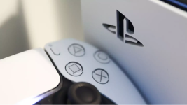 Das Bild zeigt eine Nahaufnahme eines Playstation 5 Controllers, der auf einem weißen Hintergrund platziert ist. Der Controller ist in einem modernen Design gehalten, mit erkennbaren Tasten, die die klassischen Symbole der Playstation repräsentieren. Im Hintergrund steht das Logo der Playstation, was die Verbindung zur aktuellen Konsolengeneration verdeutlicht. Die Farben und Formen des Controllers strahlen ein zeitgemäßes und minimalistisches Design aus, im Gegensatz zu den aufwendigeren Designs älterer Modelle.
