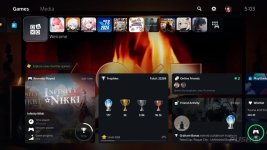 Das Bild zeigt die Benutzeroberfläche des Welcome Hubs der PlayStation 5. Im Hintergrund ist ein animierter virtueller Kamin mit flackerndem Feuer zu sehen, der eine gemütliche Atmosphäre schafft. Der Bildschirm ist in verschiedene Abschnitte unterteilt, darunter Informationen über kürzlich gespielte Spiele, Trophäen und Online-Freunde. Die Gestaltung vermittelt eine einladende Stimmung und hebt die neuen Funktionen des Hubs hervor, die das Spielerlebnis verbessern sollen. Der Fokus liegt auf der Verbindung von visuellen und auditiven Elementen, die ein entspanntes Nutzererlebnis fördern.