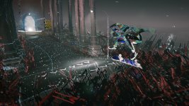 Das Bild zeigt eine digitale, surrealistische Szene aus dem Spiel Skate Story. Ein Spieler führt einen Skateboard-Trick aus und schwebt über einer atmosphärisch gestalteten Umgebung, die von dunklen, spitzen Strukturen und leuchtenden Elementen geprägt ist. Die Farben sind stark übertrieben, und es gibt eine Kombination aus neonartigen Lichtern und abstrakten Formen, die die psychedelische Stimmung des Spiels unterstreichen. Die Umgebung wirkt wie eine Mischung aus urbanem Raum und fantastischen Elementen, die dem Spieler ein einzigartiges und aufregendes Erlebnis bieten sollen.