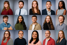 Das Bild zeigt ein Gruppenporträt von insgesamt 16 Personen, die in einem modernen, neutralen Studioambiente abgebildet sind. Die Anordnung ist in einem 4x4 Raster, mit verschiedenen Gesichtsausdrücken und Kleidungsstilen. Die Personen scheinen unterschiedlichen Geschlechts und Alters zu sein, mit einer abwechslungsreichen Mischung an Frisuren und Styles. Die Farbgebung des Hintergrunds ist blau-grau, was einen professionellen Eindruck vermittelt. Alle abgebildeten Personen schauen direkt in die Kamera, was eine Verbindung zum Betrachter herstellt.