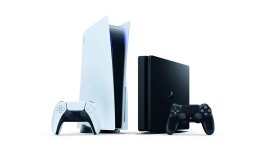 Das Bild zeigt eine PlayStation 5 und eine PlayStation 4 nebeneinander, beide mit passenden Controllern. Die PlayStation 5 hat ein modernes, weißes Gehäuse mit blauen Lichtern, während die PlayStation 4 in einem klassischen schwarzen Design präsentiert wird. Diese Darstellung symbolisiert den Fortschritt in der Gaming-Technologie und die Kontinuität der PlayStation-Reihe, während Spieler:innen die Entwicklung und Veränderungen im Gaming-Bereich verfolgen.