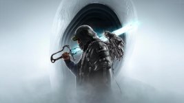 Das Bild zeigt eine mysteriöse Figur in einem dunklen und nebligen Umfeld. Die Person trägt einen dicken Mantel und eine Kapuze, was ihr ein geheimnisvolles Aussehen verleiht. In der Hand hält sie ein futuristisches Schwert, das in einem bläulichen Licht erstrahlt. Im Hintergrund ist eine große, geschwungene Struktur zu sehen, die den Eindruck einer anderen Dimension oder Welt vermittelt. Die Kombination aus scharfen Kontrasten und dem nebligen Hintergrund verstärkt die Spannung und lässt auf eine aufregende Gaming-Welt schließen.