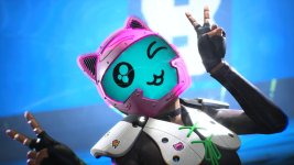 Das Bild zeigt eine fantasievolle Charakterdarstellung mit einem großen, leuchtend pinkfarbenen Helm, der ein lächelndes, katzenartiges Gesicht zeigt. Der Charakter posiert fröhlich mit Peace-Zeichen und hat eine schwarze, eng anliegende Outfit mit bunten Details an. Der Hintergrund ist hellblau und verstärkt die lebhafte und verspielte Atmosphäre des Bildes. Die gesamte Komposition vermittelt ein Gefühl von Freude und Energie, ideal für ein modernes Videospiel-Design.