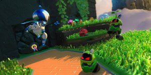 Das Bild zeigt eine farbenfrohe und lebendige Szene aus einem 3D-Plattformspiel. Im Vordergrund befindet sich ein kleiner, roboterartiger Charakter mit einer blauen und weißen Farbgebung. Er springt enthusiastisch durch eine grüne, fantasievolle Landschaft, die mit üppigem, leuchtendem Gras und bunten Pflanzen geschmückt ist. Im Hintergrund sind weitere roboterartige Figuren mit roten und grünen Akzenten zu sehen, die ebenfalls in der Umgebung aktiv sind. Die Grafik wirkt modern und einladend, was auf ein unterhaltsames Spielerlebnis hinweist.