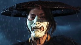 Das Bild zeigt eine dramatische Szenerie mit einer mysteriösen Figur, die eine auffällige Maske trägt. Die Person steht im Regen und ist in dunkle, erdige Farben gekleidet, was eine bedrohliche und zugleich faszinierende Atmosphäre schafft. Der Regeneffekt verstärkt die Stimmung und lässt die Umgebung düster erscheinen, während der Blick der Figur stark und fokussiert wirkt. Die Kombination aus der maskierten Erscheinung und dem regnerischen Setting lässt Raum für Interpretationen und regt die Fantasie an.