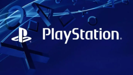 Das Bild zeigt das Logo von PlayStation vor einem blauen Hintergrund. Es ist bekannt für seine markanten Symbole und Schriftzüge, die mit Videospielen und der Gaming-Community assoziiert werden. Die Darstellung vermittelt ein Gefühl von Modernität und Vernetzung, was die Popularität von PlayStation als Plattform unterstreicht.