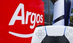 Das Bild zeigt ein rotes Logo von Argos, das farbenfroh und auffällig ist. Im Hintergrund ist eine PlayStation 5 Konsole positioniert, die modern und stilvoll wirkt. Im Vordergrund liegt ein PlayStation 5 Controller, der die Aufmersamkeit auf das Gaming-Gerät lenkt. Die Szene vermittelt ein Gefühl von Innovation und Vorfreude auf gamingtechnische Erlebnisse. Die Kombination von Logo, Konsole und Controller deutet auf aktuelle Angebote und die Beliebtheit von Next-Gen-Konsolen hin, insbesondere in der Weihnachtszeit. Das Bild zeigt ein rotes Logo von Argos, das farbenfroh und auffällig ist. Im Hintergrund ist eine PlayStation 5 Konsole positioniert, die modern und stilvoll wirkt. Im Vordergrund liegt ein PlayStation 5 Controller, der die Aufmersamkeit auf das Gaming-Gerät lenkt. Die Szene vermittelt ein Gefühl von Innovation und Vorfreude auf gamingtechnische Erlebnisse. Die Kombination von Logo, Konsole und Controller deutet auf aktuelle Angebote und die Beliebtheit von Next-Gen-Konsolen hin, insbesondere in der Weihnachtszeit.