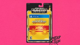 Das Bild zeigt die Verpackung des Spiels Star Wars: Racer Revenge für die PlayStation 4. Die Verpackung hat eine auffällige gelbe Grundfarbe mit dem Logo des Spiels in Silber, das prominent an der obersten Stelle platziert ist. Unter dem Logo sind grafische Elemente zu sehen, die futuristische Rennwagen darstellen, die sich an die Welt von Star Wars anlehnen. Der Hintergrund ist in einem tiefen Schwarz gehalten, das an den Weltraum erinnert. In der unteren Ecke ist das ESRB-Rating Everyone zu finden. Das Bild ist umrandet von einer markanten pinken Fläche, die den Fokus auf die Spieleverpackung verstärkt.