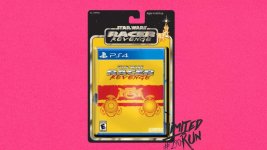 Das Bild zeigt die Verpackung des Spiels Star Wars Racer Revenge für die PS4. Die dominante Farbe ist ein leuchtendes Gelb mit einem auffälligen Design, das Elemente aus dem Star Wars Universum enthält. Im Hintergrund ist eine pinke Fläche, die dem Bild einen auffälligen Kontrast verleiht. Der Verpackungsrahmen ist schwarz und enthält Informationen zu Altersfreigabe und dem Herausgeber. Das Design wirkt retro und spricht besonders die Fans des Spiels und der Star Wars Reihe an.