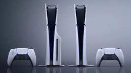 Das Bild zeigt zwei Modelle der PlayStation 5, aufgestellt in vertikaler Position. Die Konsolen haben ein futuristisches Design mit glänzenden weißen und schwarzen Elementen. Neben den Konsolen liegt ein DualSense-Controller, der ebenfalls in Weiß und Schwarz gehalten ist. Der Hintergrund ist neutral und sorgt für einen klaren Fokus auf die Geräte. Das Bild vermittelt einen modernen und technologischen Eindruck, passend zum Thema der neuen Konsole und ihrer Preispolitik. Das Bild zeigt zwei Modelle der PlayStation 5, aufgestellt in vertikaler Position. Die Konsolen haben ein futuristisches Design mit glänzenden weißen und schwarzen Elementen. Neben den Konsolen liegt ein DualSense-Controller, der ebenfalls in Weiß und Schwarz gehalten ist. Der Hintergrund ist neutral und sorgt für einen klaren Fokus auf die Geräte. Das Bild vermittelt einen modernen und technologischen Eindruck, passend zum Thema der neuen Konsole und ihrer Preispolitik.