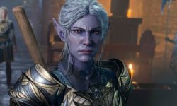 Das Bild zeigt eine Figur in einem Fantasy-Setting, die eine schlichte, aber eindrucksvolle Rüstung trägt. Die Figur hat auffällige features wie spitze Ohren und eine markante Gesichtszüge, die eine ernste Stimmung vermitteln. Umgeben von einer düsteren Umgebung, scheinen Lichtquellen im Hintergrund eine mysteriöse Atmosphäre zu schaffen. Die Figur hält einen hölzernen Stab und schaut entschlossen in die Ferne. Insgesamt vermittelt das Bild einen Eindruck von Abenteuer und Gefahr, passend zu einem epischen Rollenspiel.