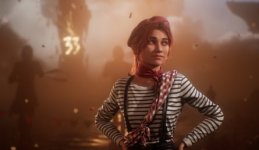 Das Bild zeigt eine junge Frau mit rot gefärbten Haaren, die in einem gestreiften Oberteil und mit einem Halstuch gekleidet ist. Sie hat einen selbstbewussten und leicht schelmischen Ausdruck auf dem Gesicht. Der Hintergrund ist düster und unscharf, mit schwachem Licht und geheimnisvollen Silhouetten, was eine spannende Atmosphäre schafft. Die Szene vermittelt ein Gefühl von Abenteuer und Intrige, passend zu einem Spielsetting.