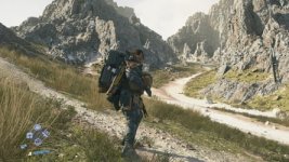 Das Bild zeigt einen Charakter aus einem Spiel in einer beeindruckenden, bergigen Landschaft. Der Spieler ist mit einem großen Rucksack ausgestattet und steht auf einem schmalen Pfad, der durch die felsige Umgebung verläuft. Die Szenerie vermittelt ein Gefühl von Weite und Erkundung, während die beeindruckenden Quellgebiete und die Detailtreue der Grafik hervorstechen. Der Charakter wirkt vorbereitet und entschlossen, die Herausforderungen der Umgebung anzugehen.