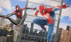 Das Bild zeigt zwei bekannte Charaktere aus dem Spider-Man-Universum, die in einer dynamischen Pose durch die Luft schwingen. Auf der linken Seite ist der Spider-Man mit einem dunklen, modernen Anzug zu sehen, während auf der rechten Seite der traditionelle Spider-Man in seinem ikonischen rot-blauen Outfit zu erkennen ist. Im Hintergrund erhebt sich eine moderne Stadtlandschaft, die das urbane Setting unterstreicht und die Action verstärkt. Die Grafik vermittelt ein Gefühl von Geschwindigkeit und Abenteuer, typisch für Spiele, die in einer solchen Umgebung stattfinden.