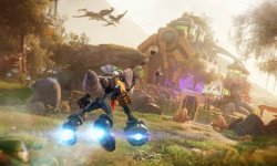 Das Bild zeigt eine farbenfrohe, dynamische Szenerie aus einem Videospiel. Im Vordergrund ist ein Charakter zu sehen, der futuristische Stiefel trägt und durch eine lebendige Landschaft mit einer Mischung aus Pflanzen und technischen Strukturen springt. Über ihm fliegen einige kleine Kreaturen, während im Hintergrund eine imposante, stilisierte Gebäudeumgebung zu erkennen ist. Die gesamte Atmosphäre ist verspielt und abenteuerlich, was auf ein actionreiches und immersives Gameplay hinweist.