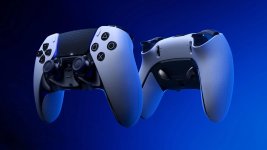 Das Bild zeigt einen PS5-Controller in einer stilvollen Präsentation. Der Controller ist in einem modernen und eleganten Design gehalten, mit einer hellen Farbgebung und klaren Linien. Die Steuerknöpfe und Joysticks sind klar erkennbar und die Beleuchtung hebt die Konturen des Controllers hervor. Der Hintergrund ist in einem tiefen Blau gehalten, was dem Bild eine ansprechende Ästhetik verleiht. Die Darstellung vermittelt ein Gefühl von High-Tech und lädt ein, sich mit dem Gaming-Erlebnis zu beschäftigen.
