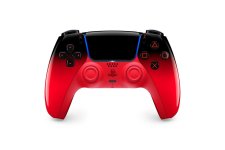 Das Bild zeigt einen DualSense Controller für die PlayStation 5 in einer auffälligen rot-schwarzen Farbkombination. Der Controller hat ein glänzendes Finish mit einem Farbverlauf, der von leuchtendem Rot zu Schwarz übergeht. Die Button-Anordnung ist typisch für die PlayStation-Controller, und das Design strahlt eine moderne, dynamische Ästhetik aus. Der Controller ist so gestaltet, dass er im Gaming-Setup heraussticht und einen coolen, stylischen Look vermittelt.