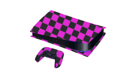Das Bild zeigt eine PlayStation 5, die mit einem auffälligen, lila-schwarzen Schachbrettmuster dekoriert ist. Die Konsole hat eine glänzende Oberfläche und ist mit einem passenden Controller abgebildet. Diese knallige Gestaltung soll der Konsole ein kreatives und gewagtes Aussehen verleihen, das sich von den üblichen Designs abhebt. Der Hintergrund ist einfarbig schwarz, was den Fokus auf die bunten Muster der Konsole und des Controllers lenkt.
