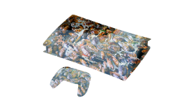 Das Bild zeigt ein transparentes Design einer PlayStation 5 und einem Gamecontroller, die mit einer Vielzahl von Kakerlaken gefüllt sind. Diese ausgefallene Gestaltung spielt mit der Idee der Transparenz und dem Bezug auf die spezielle Farbe „Neutral Roach Hotel“. Der Fokus liegt auf einem kreativen und humorvollen Ansatz, der das Gaming-Erlebnis auf eine unerwartete Weise visualisiert.