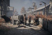 Das Bild zeigt eine düstere, atmosphärische Szenerie in einem ländlichen Setting. Im Vordergrund stehen mehrere Figuren, die miteinander interagieren, während eine Kutsche und ein Tier im Hintergrund zu sehen sind. Die Umgebung ist von herbstlichen Farben geprägt, mit einem leichten Nebel, der eine geheimnisvolle Stimmung erzeugt. Architektonische Strukturen sind teilweise sichtbar, was auf eine städtische Ansiedlung hindeutet. Insgesamt vermittelt das Bild ein Gefühl von Unbehagen und Neugier, passend zur Thematik des Spiels.
