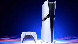 Das Bild zeigt eine PlayStation 5 Pro Konsole zusammen mit einem dazugehörigen Controller. Die Konsole hat ein modernes Design mit einer glatten, weißen Oberfläche und schwarzen Akzenten. Sie steht aufrecht und wird von einem leuchtenden Hintergrund in verschiedenen Farben umrahmt. Der Controller liegt neben der Konsole und ist ebenfalls in einem weißen und schwarzen Farbschema gehalten. Die gesamte Komposition vermittelt einen futuristischen und technologischen Eindruck, der das Interesse an der neuesten Gaming-Hardware weckt.