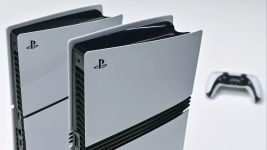 Auf dem Bild sind zwei PlayStation 5 Pro Konsolen in weißer Farbe zu sehen, die nebeneinander stehen. Sie besitzen das charakteristische Design mit scharfen Kanten und abgerundeten Oberflächen. Im Hintergrund ist ein PlayStation 5 Controller zu erkennen, der im selben Farbschema gehalten ist. Die Konsolen wirken modern und ansprechend, was die Begeisterung für Gaming widerspiegelt.