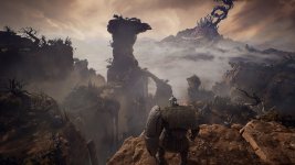 Das Bild zeigt eine eindrucksvolle Landschaft, die von hohen, zerklüfteten Felsen und einem dramatischen Himmel geprägt ist. Im Vordergrund steht eine Figur in einer Rüstung, die mit einem Schild ausgestattet ist. Der Blick der Figur ist auf die weite, mysteriöse Umgebung gerichtet, in der sich Nebelschwaden zwischen den Berggipfeln bewegen. Die Szenerie vermittelt eine Atmosphäre von Abenteuer und Gefahr, während die Komposition durch die Kombination aus erdigen Tönen und dem blassen Himmel verstärkt wird.
