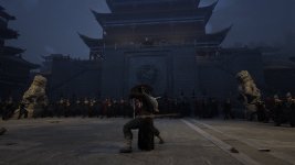 Das Bild zeigt eine dramatische Szenerie mit einem aufmerksam wartenden Krieger im Vordergrund. Er trägt traditionelle Kleidung und hat eine Holzmaske sowie ein Schwert. Im Hintergrund ist eine imposante Architektur zu sehen, die an asiatische Tempel erinnert, mit kunstvollen Details und einer mystischen Atmosphäre, die die Nacht umgibt. Eine große Gruppe von Kriegern oder Wachen steht in Reih und Glied, bereit zu kämpfen, was die Spannung und den Ernst der Situation verstärkt. Die gesamte Komposition vermittelt ein Gefühl von Erwartung und Epicness.