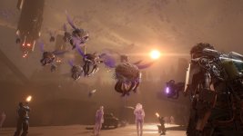 Das Bild zeigt eine futuristische Szenerie, in der eine Gruppe von humanoiden Figuren in der linken Bildhälfte zu sehen ist. Sie scheinen sich auf eine Bedrohung vorzubereiten, während eine Vielzahl von ungewöhnlichen fliegenden Kreaturen im Himmel schwebt. Im Hintergrund sind schemenhafte Strukturen und ein sanft leuchtender Sonnenuntergang zu erkennen, der eine dramatische Atmosphäre schafft. Die gesamte Szene vermittelt ein Gefühl von Spannung und einer bevorstehenden Konfrontation in einer dystopischen Umgebung.