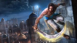 Das Bild zeigt eine dynamische Szene aus dem Spiel Prince of Persia: The Sands of Time Remake. Im Vordergrund ist eine muskulöse, athletische männliche Figur zu sehen, die sich an einer Wand abstützt und auf einen urbanen Hintergrund zusteuert, der mit nächtlicher Beleuchtung versehen ist. Die Figur trägt ein traditionelles, an ein Abenteuer angelehntes Outfit und hält ein funkelndes Schwert in der Hand. Der Himmel ist dunkel und mit leuchtenden Sternen versehen, was eine geheimnisvolle Atmosphäre schafft. Es vermittelt ein Gefühl von Bewegung und Abenteuer, während der Charakter bereit ist, sich seinen Herausforderungen zu stellen.