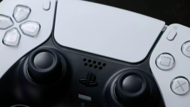 Das Bild zeigt einen nahen Ausschnitt eines PlayStation 5 DualSense Controllers, der modern und gut verarbeitet aussieht. Der Controller hat einen eleganten, zweifarbigen Look mit schwarzen und weißen Elementen. Gut sichtbar sind die beiden Analogsticks sowie die Tasten, die für die Steuerung genutzt werden. Der Bereich um die Touchpad-Oberfläche ist ebenfalls im Fokus, wodurch die Details der Texturen und der Knöpfe deutlich werden. Insgesamt vermittelt das Bild einen Eindruck von hoher Funktionalität und Ergonomie, die für ein intensives Gaming-Erlebnis ausgelegt ist.