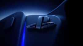 Das Bild zeigt das Logo der PlayStation, das in einem dunklen, futuristischen Stil beleuchtet ist. Der Hintergrund ist in sanften Blautönen gehalten, was dem gesamten Bild eine moderne und aufregende Atmosphäre verleiht. Der Fokus liegt auf dem stilisierten PlayStation-Symbol, das im Vordergrund prominent platziert ist. Dies vermittelt ein Gefühl von Spannung und Vorfreude, passend zum bevorstehenden State of Play-Event von Sony.