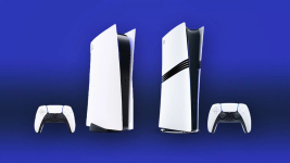 Das Bild zeigt eine PlayStation 5 Konsole in zwei Varianten, eine mit einem schwarzen Streifen und eine ohne. Neben den Konsolen stehen zwei DualSense-Controller, die in einem schlichten Weiß gehalten sind. Der Hintergrund ist in einem lebendigen Blau, was das gesamte Bild hervorhebt und ein modernes, technologisches Gefühl vermittelt. Die Anordnung der Konsolen und Controller wirkt harmonisch und ansprechend, was für die Gaming-Community von Bedeutung ist.