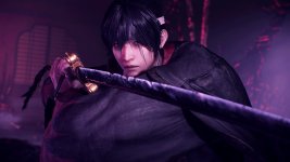 Das Bild zeigt eine fokussierte Figur in einem dunklen, mystischen Umfeld, die eine Klinge in der Hand hält. Die Person ist in traditionelle Kleidung gehüllt und hat den Blick nach vorne gerichtet, was Entschlossenheit ausstrahlt. Die Beleuchtung des Bildes verstärkt die dramatische Stimmung, während die Hintergrundelemente eine Atmosphäre von Geheimnis und Spannung schaffen. Der visuelle Stil lässt an Samurai- und Fantasy-Geschichten denken und hebt das Gefühl von Abenteuer und Kampf hervor.