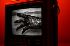 Das Bild zeigt einen stark bearbeiteten und atmosphärischen Ausschnitt auf einem Bildschirm, der von einem rot gefärbten Licht umgeben ist. Die Darstellung ist verschwommen und vermittelt eine beunruhigende, düstere Stimmung, die zur Horrorgeschichte von Silent Hill passt. Auf dem Bildschirm ist eine verworrene, schemenhafte Figur zu erkennen, die möglicherweise einen Teil des düsteren Spiels darstellt. Das Bild weckt ein Gefühl von Unbehagen und Neugier, passend zum Genre des Spiels. Das Bild zeigt einen stark bearbeiteten und atmosphärischen Ausschnitt auf einem Bildschirm, der von einem rot gefärbten Licht umgeben ist. Die Darstellung ist verschwommen und vermittelt eine beunruhigende, düstere Stimmung, die zur Horrorgeschichte von Silent Hill passt. Auf dem Bildschirm ist eine verworrene, schemenhafte Figur zu erkennen, die möglicherweise einen Teil des düsteren Spiels darstellt. Das Bild weckt ein Gefühl von Unbehagen und Neugier, passend zum Genre des Spiels.