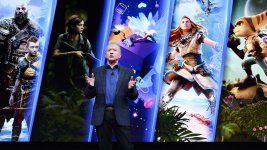 Das Bild zeigt eine Präsentation, bei der einPresenter vor einer grafisch gestalteten Leinwand steht. Auf dieser Leinwand sind verschiedene ikonische Charaktere und Szenen aus beliebten Videospielen zu sehen, darunter Figuren aus God of War, The Last of Us, Horizon Zero Dawn und Ratchet & Clank. Der Presenter wirkt engagiert und gestikuliert, während er seine Ansichten über die aktuelle Lage und Zukunft der Spieleindustrie, insbesondere im Kontext von Sony, darlegt. Die gesamte Szenerie vermittelt einen Eindruck von Dynamik und Interesse an den neuesten Entwicklungen in der Gaming-Welt. Das Bild zeigt eine Präsentation, bei der einPresenter vor einer grafisch gestalteten Leinwand steht. Auf dieser Leinwand sind verschiedene ikonische Charaktere und Szenen aus beliebten Videospielen zu sehen, darunter Figuren aus God of War, The Last of Us, Horizon Zero Dawn und Ratchet & Clank. Der Presenter wirkt engagiert und gestikuliert, während er seine Ansichten über die aktuelle Lage und Zukunft der Spieleindustrie, insbesondere im Kontext von Sony, darlegt. Die gesamte Szenerie vermittelt einen Eindruck von Dynamik und Interesse an den neuesten Entwicklungen in der Gaming-Welt.