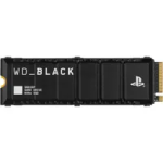 Das Bild zeigt eine SSD der Marke WD Black, die speziell für die PlayStation 5 konzipiert ist. Die SSD hat ein schlankes, modernes Design in Schwarz mit einer markanten Aufschrift und dem Sony PlayStation-Logo. Sie eignet sich zur Erweiterung des Speichers der PS5 und ist derzeit wegen einer hohen Nachfrage und knappen Angebots teuer. Die Darstellung unterstreicht die technische Hochwertigkeit und Leistung, die Spieler für ihre Gaming-Erfahrung erwarten. Das Bild zeigt eine SSD der Marke WD Black, die speziell für die PlayStation 5 konzipiert ist. Die SSD hat ein schlankes, modernes Design in Schwarz mit einer markanten Aufschrift und dem Sony PlayStation-Logo. Sie eignet sich zur Erweiterung des Speichers der PS5 und ist derzeit wegen einer hohen Nachfrage und knappen Angebots teuer. Die Darstellung unterstreicht die technische Hochwertigkeit und Leistung, die Spieler für ihre Gaming-Erfahrung erwarten.