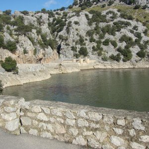 Ein Stausee mitten in den Bergen.