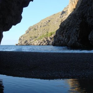 Strand von Sa Calobra. Die Strecke dorthin ist eine der aufegendsten in ganz Europa. Entworfen von einem Architekten.