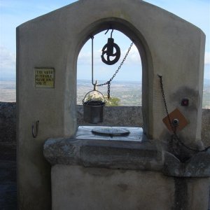 Ein echter Brunnen am Klostern von San Salvador.