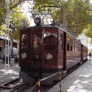 Der Rote Blitz, so nennen sie die Bahn von Palma nach Soller. Fahrt dauert ca. 1 Stunde.