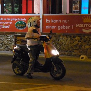 Auch Opi freut sich auf seinem Roller. :)