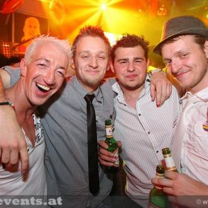 gruppen foto beim fortgehen
