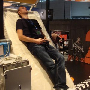 Developr testet, wie es sich in einem Krankenbett so spielt. "Saubequem" aber bei infamous 2 auch kein Wunder ;).