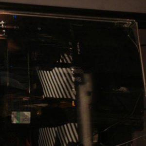 Hier seht ihr eine PlayStation Tool. Damit können noch nicht fertig entwickelte Spiele laufen. Die anderen waren alle abgeklebt. Soll also nicht so zu
