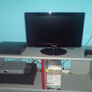 Ps3 Slim 120Gb
Samsung 21,6 Zoll Full HD Fernseher
Pioneer Verstärker
Logitech Wirless Controller
und Sat-Reciver