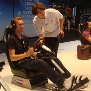 *haha* Da erklärt er ihm das noch und am Ende hat er zwei Mitarbeiter von Hama bei Gran Turismo voll angezogen. 18 Sekunden schneller als die.