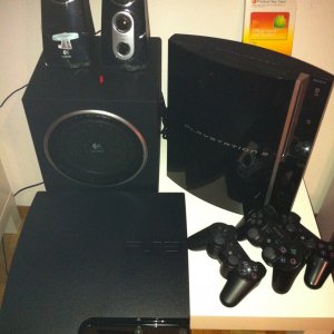 PS3 320GB Slim / 40GB
mit Logitech Z523 2.1 Speaker System. Subwoofer und 2 Lautsprecher mit 360Grad-Rundumklang