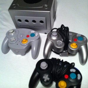 Nintendo Gamecube
1x Wireless Controller
2x Controller